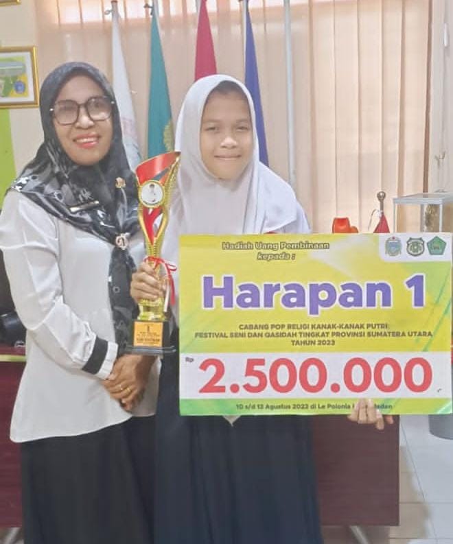 Kepala SMPN 10 Tanjungbalai Pauziah Sinaga dan Zahratul Saddah diabadikan saat memegang hadiah yang diraih pada lomba Pop Religi Kanak-Kanak Putri, Festival Seni dan Qasidah tingkat provinsi, Rabu (23/7/2023).