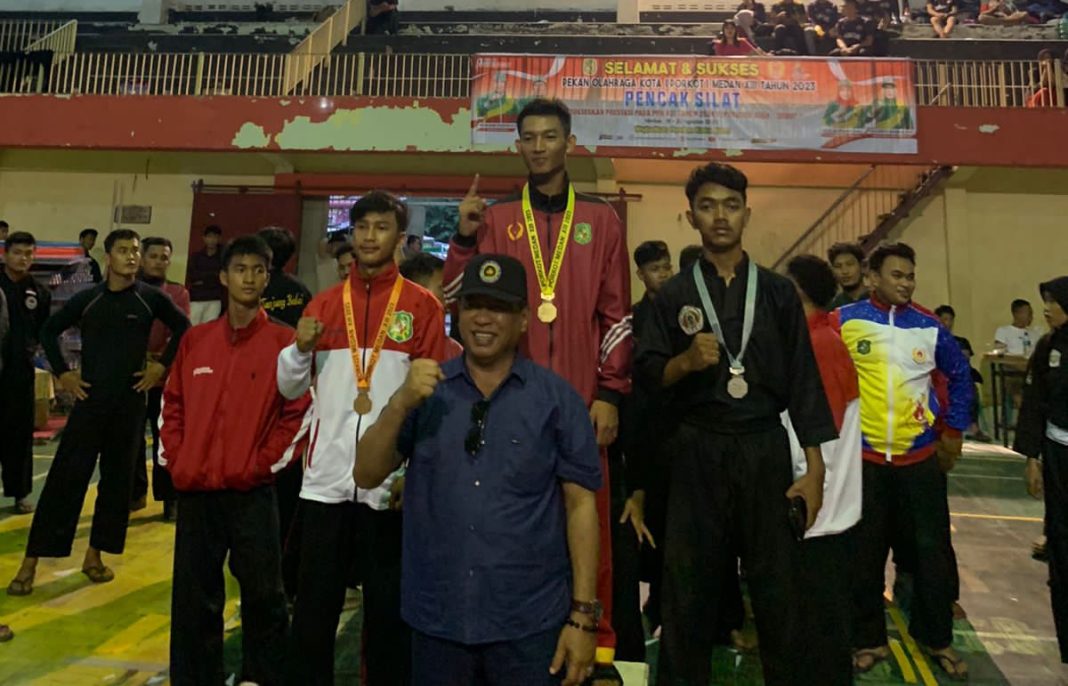 Para atlet Pencak Silat peraih medali Porkot Medan 2023, diabadikan usai penyerahan medali di Gelanggang Remaja Medan, Rabu (23/8/2023). (Dok/IPSI)