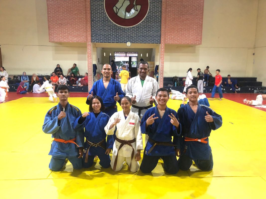 Pelatih dan atlet judo Sumut foto bersama di Padepokan Judo Sumut, Rabu (23/8/2023). Mereka akan tampil pada Popnas 2023 di Sumatera Selatan. (Dok/PJSI)