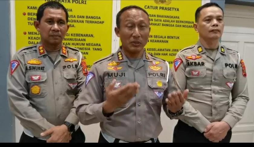 Direktur Lalu Lintas Polda Sumut Kombes Pol Muji Ediyanto memberikan penjelasan cara mengurus E Tilang, Kamis (24/8/2023). (Dok/Polda Sumut)