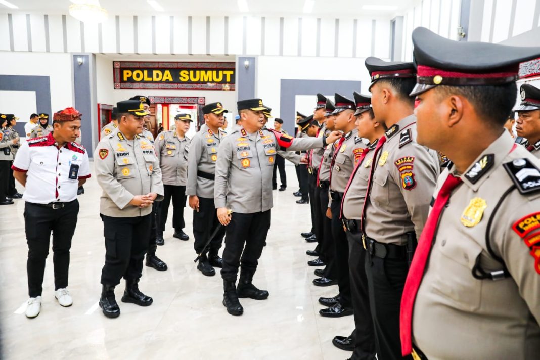 Kapolda Sumut Irjen Pol Agung Setya Imam Effendi memeriksa personel polisi parawisata yang bertugas di kawasan wisata Danau Toba bertempat di AulaTribrata Mapolda Sumut, Kamis (24/8/2023). (Dok/Polda Sumut)