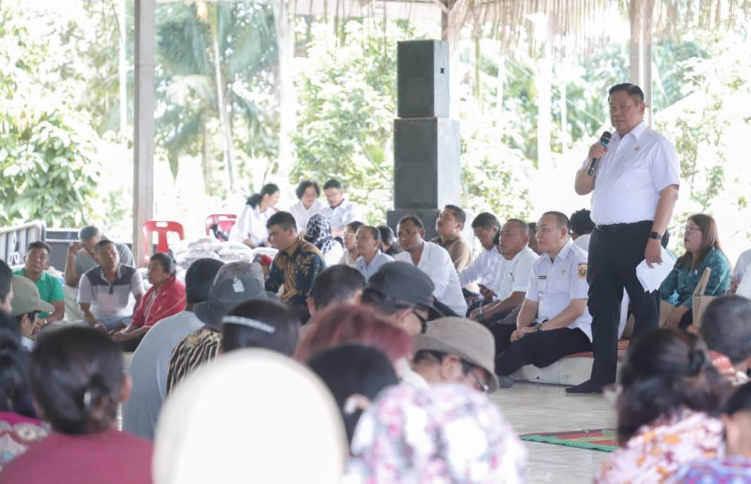Bupati Dairi Eddy KA Berutu ajak masyarakat Desa Tumpak Raja turut bersama-sama pencegahan stunting di Desa Tumpak Raja, Rabu (23/8/2023). (Dok/Kominfo Dairi)