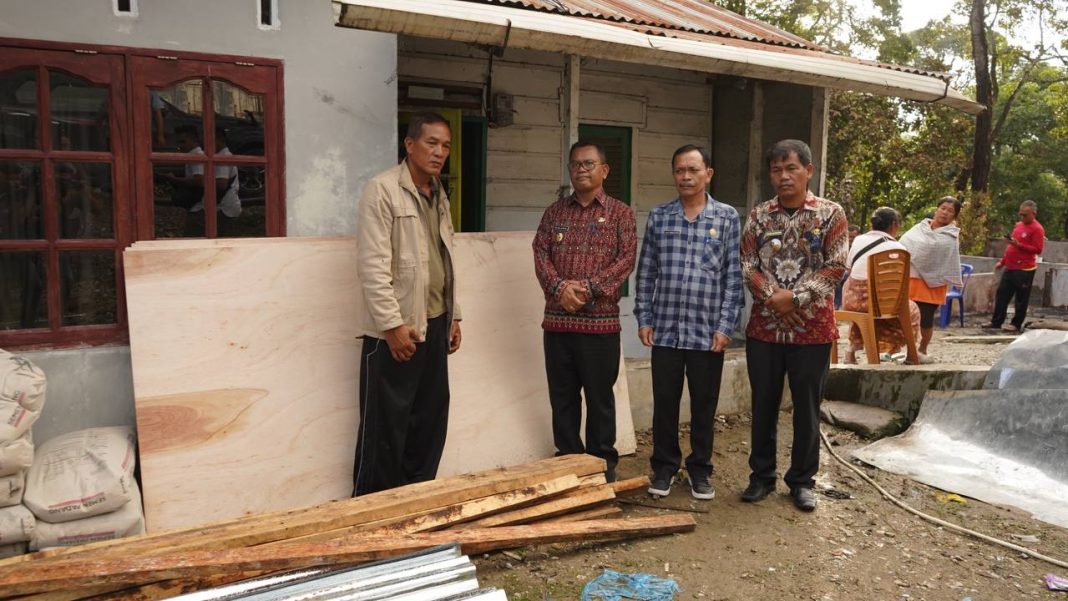 Bupati Toba Poltak Sitorus memberikan bantuan kepada Kepala Desa Jangga Dolok atas musibah terbakarnya rumah miliknya, Jumat (25/8/2023). (Dok/Kominfo Toba)