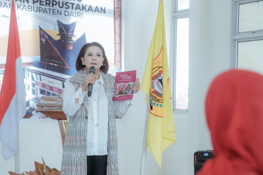 Bunda Literasi Dairi Romy Mariani Simarmata memberikan pengarahan kepada peserta Bimtek pengelolaan perpustakaan sekolah di Sidikalang, Kamis (24/8/2023). (Dok/Kominfo Dairi)