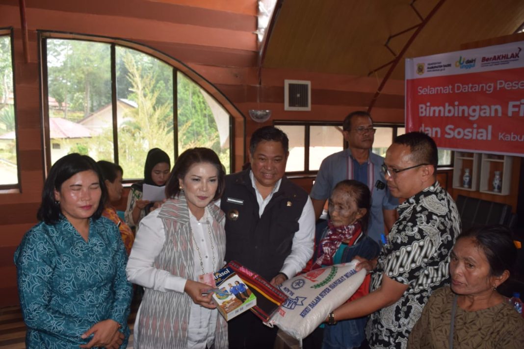 Bupati Dairi Eddy KA Berutu serahkan bantuan sosial kepada warga Lansia di TWI Sitinjo, Jumat (25/8/2023). (Dok/Kominfo Dairi)