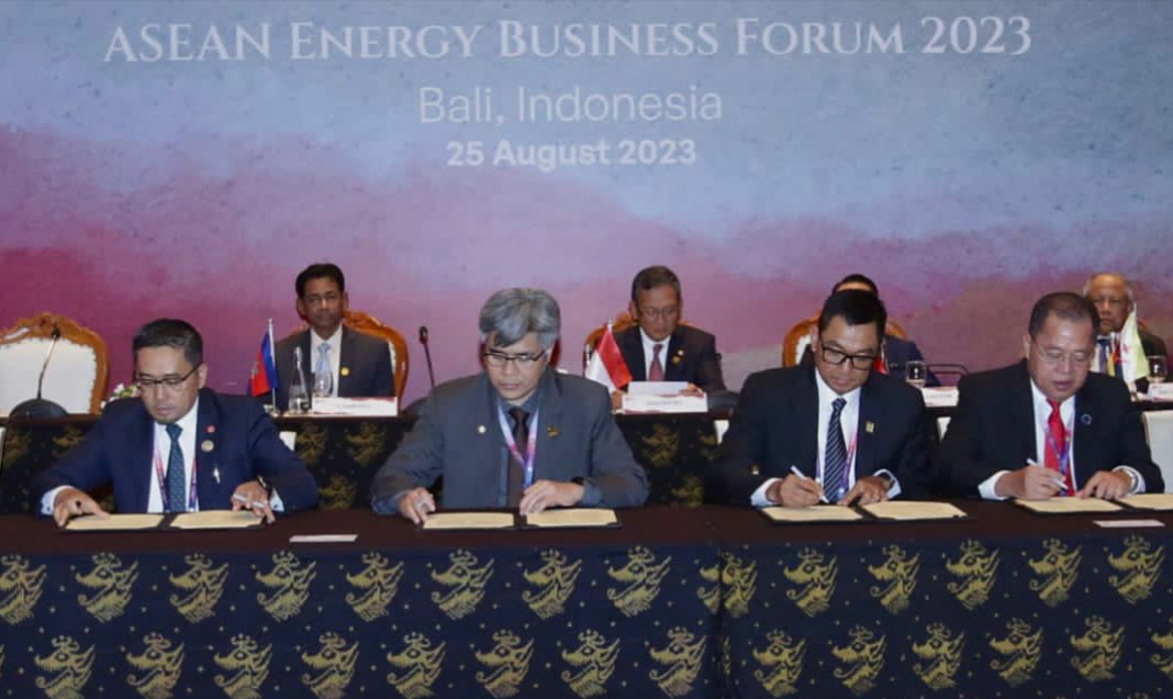 Penandatanganan MoU antara PLN, ASEAN Centre for Energy (ACE), Tenaga Nasional Berhad (TNB), dan Sabah Electricity Sdn Bhd (SESB) disaksikan jajaran Menteri Energi negara-negara ASEAN untuk pengembangan interkoneksi RI-Malaysia pada ASEAN Energy Business Forum di Bali, Jumat (25/8/2023).