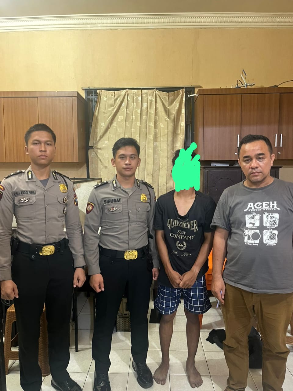 Tim Patroli Presisi Samapta Polrestabes Medan mengamankan seorang pemuda diduga anggota geng motor, Sabtu (26/8/2023). (Dok/Polrestabes Medan)