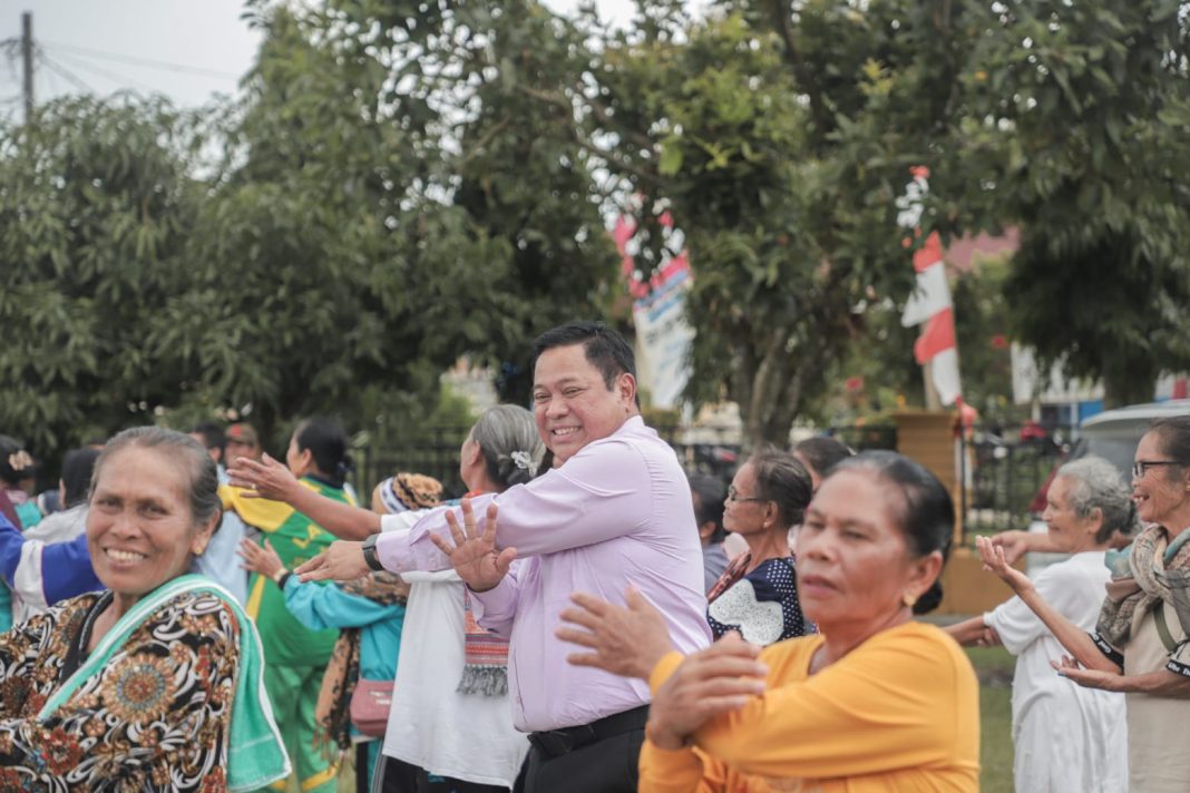 Bupati Dairi Eddy KA Berutu olahraga bersama dengan warga Lansia di Kecamatan Lae Parira, Jumat (25/8/2023). (Dok/Kominfo Dairi)