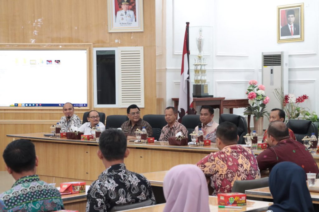 Bupati Sergai H Darma Wijaya memimpin rapat yang beragendakan diseminasi audit kasus stunting, yang digelar di Aula Sultan Serdang, Komplek Kantor Bupati Sergai, Sei Rampah, Kamis (24/8/2023). (Dok/Kominfo Sergai)