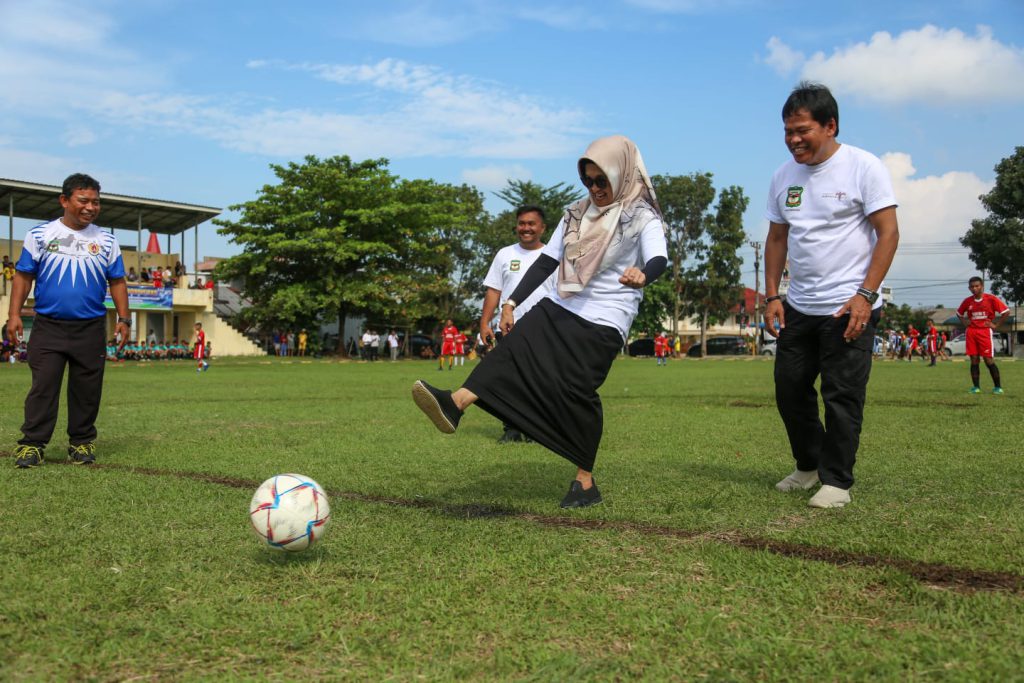 Wali Kota Pematangsiantar dr Susanti Dewayani SpA melakukan Kick Off Wali Kota Cup Tahun 2023, di Lapangan Farel Pasaribu, Kecamatan Siantar Marihat, Kamis (24/8/2023). (Dok/Kominfo Pematangsiantar)