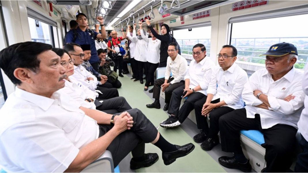 Sejumlah menteri menjajal moda transportasi kereta api dari Stasiun Harjamukti di Depok, Jawa Barat menuju Stasiun Cawang di Jakarta.