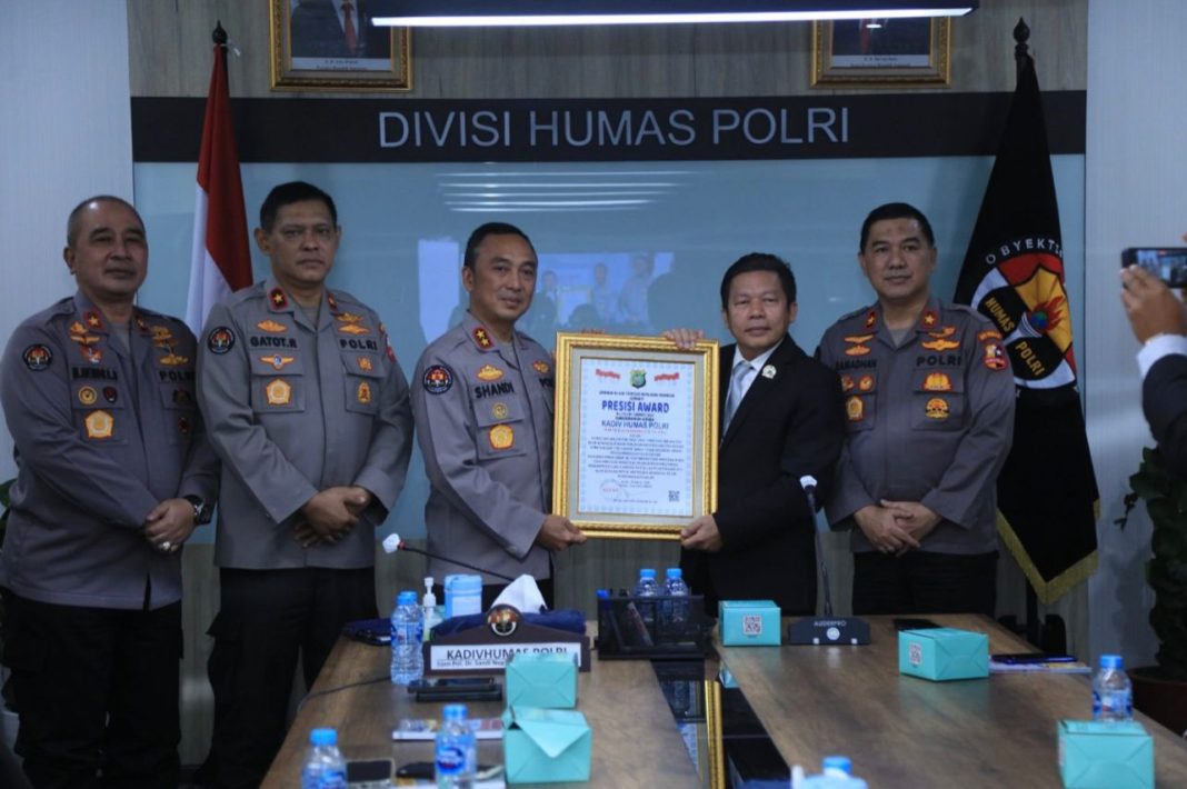 Lemkapi memberikan apresiasi dan penghargaan Presisi Award kepada Kepala Divisi Humas Polri Irjen Pol Sandi Nugroho.