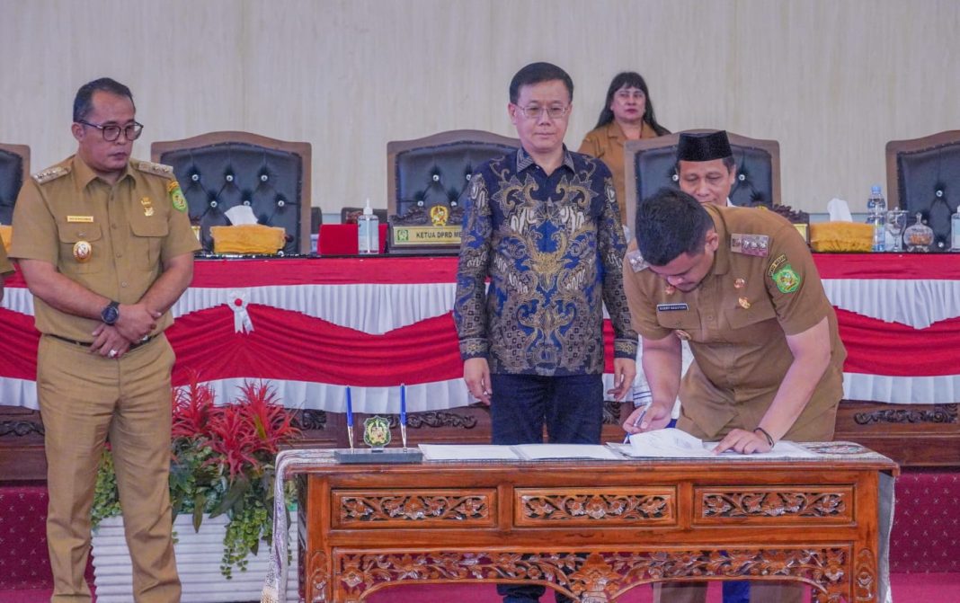 Wali Kota Medan Bobby Nasution dan Ketua DPRD Medan Hasyim SE menandatangani Nota Kesepakatan KUA PPAS R-APBD Kota Medan Tahun 2024 di Gedung DPRD Medan, Senin (28/8/2023). (Dok/Kominfo Medan)