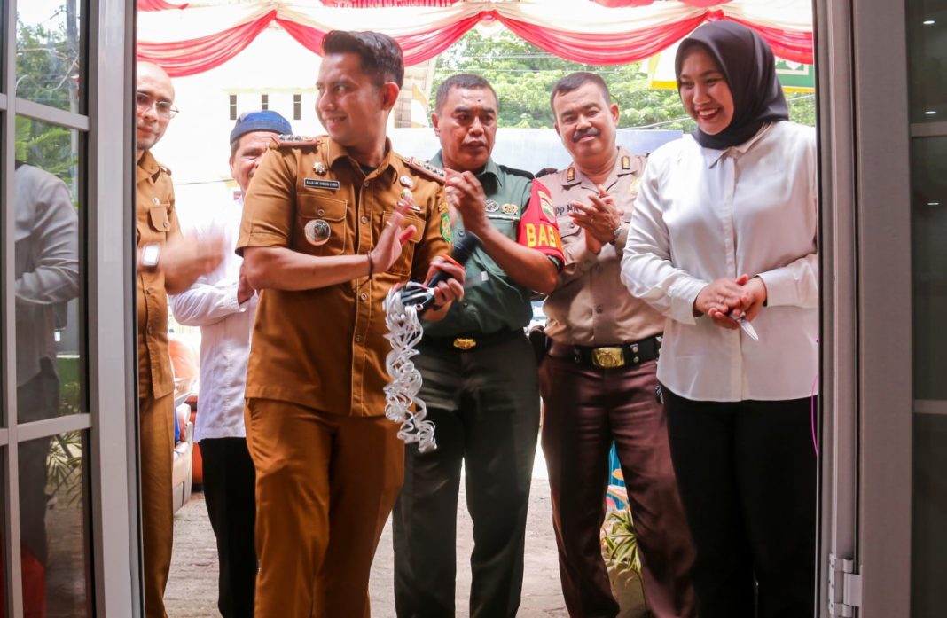 Peluncuran Gerai UMKM Berkah dilakukan Camat Medan Kota Raja Ian Andos Lubis, Senin (28/8/2023). (Dok/Kominfo Medan)