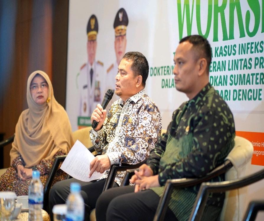Kepala Dinas Kesehatan Sumut dr Alwi Mujahit Hasibuan MKes memberikan kata sambutan saat kegiatan workshop infeksi DBD di Hall Diponegoro Le Polonia Hotel Medan, Jumat (25/8/2023). (Dok/Dinkes Sumut)
