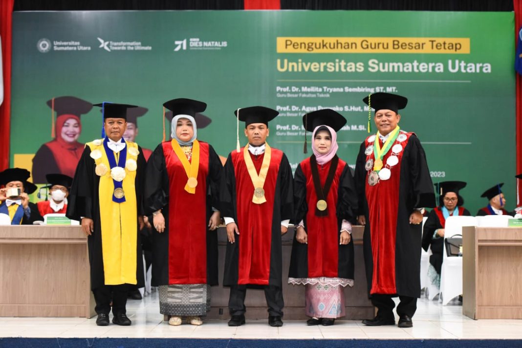 Tiga Guru Besar yang dikukuhkan foto bersama Rektor USU Prof Dr Muryanto Amin, Senin (28/8/2023).