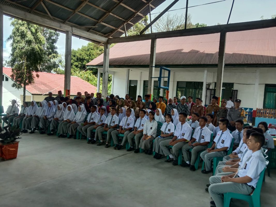 Suasana pelaksanaan sosialisasi kerukunan umat beragama yang dilaksanakan terhadap pelajar yang dilakukan FKUB Kabupaten Tapsel di SMAN 1 Angkola Barat, Tapsel, Selasa (29/8/2023). (Dok/FKUB Tapsel)