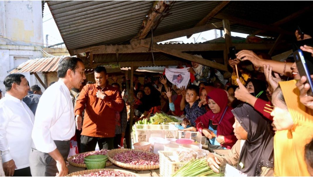 Presiden Jokowi didampingi Ibu Iriana Joko Widodo meninjau pasokan dan harga sejumlah komoditas pangan di Pasar Grogolan Baru, Kota Pekalongan, Jawa Tengah.