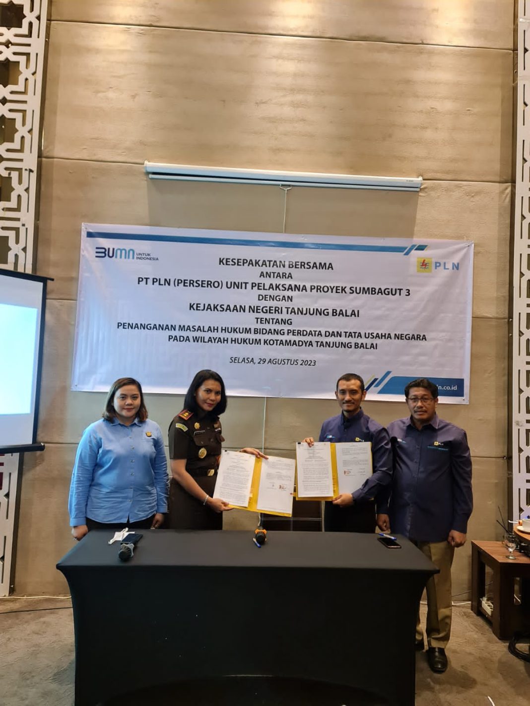 PT PLN Unit Pelaksana Proyek Sumbagut 3 melakukan penandatanganan perjanjian kesepakatan bersama dengan Kejari Tanjungbalai dan kemudian foto bersama di Tanjung Balai, Selasa dan Rabu (29-30/8/2023). (Dok/PLN)