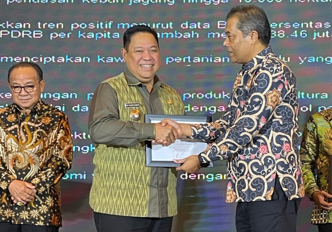 Bupati Dairi Eddy KA Berutu terima penghargaan kategori pendorong ekonomi kerakyatan dari Majalah Tempo di Hotel Ritz Carlton, Mega Kuningan, Jakarta, pada acara Apresiasi Tokoh Indonesia, Selasa (29/8/2023). (Dok/Kominfo Dairi)