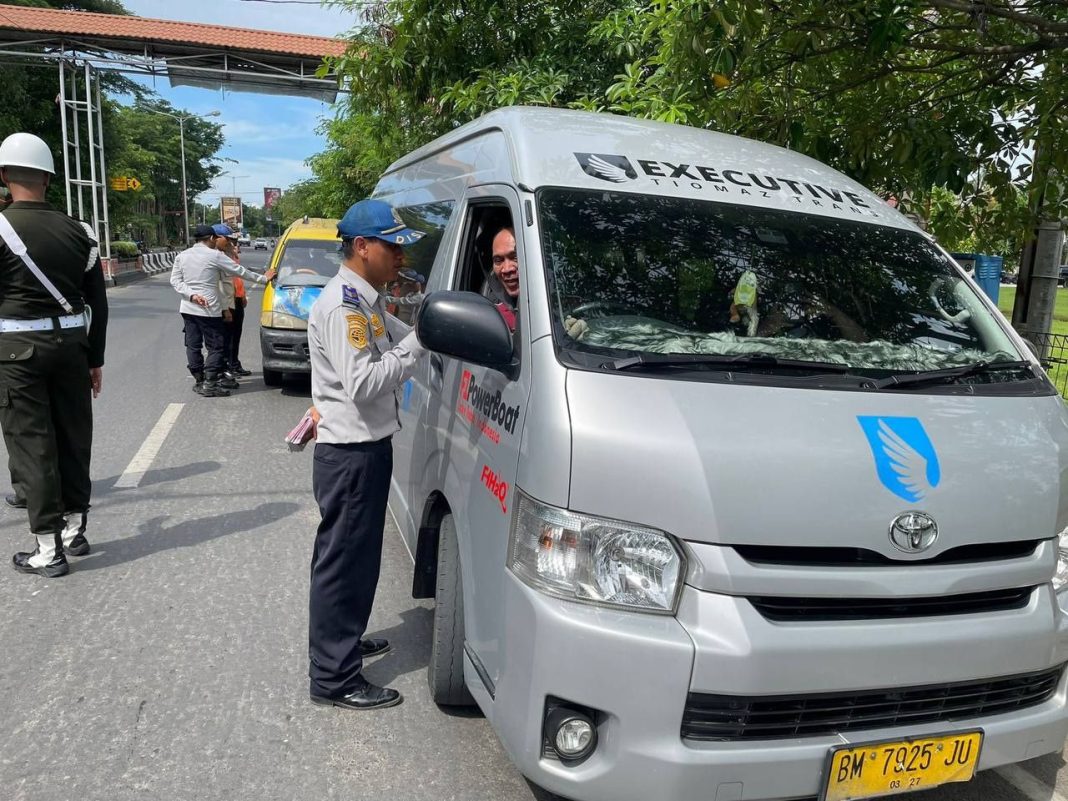 Petugas Dishub saat melakukan pemeriksaan kelengkapan terhadap angkutan yang melintas di Jalan Jenderal Sudirman, Senin (28/8/2023) lalu. (Dok/Dinas Perhubungan)