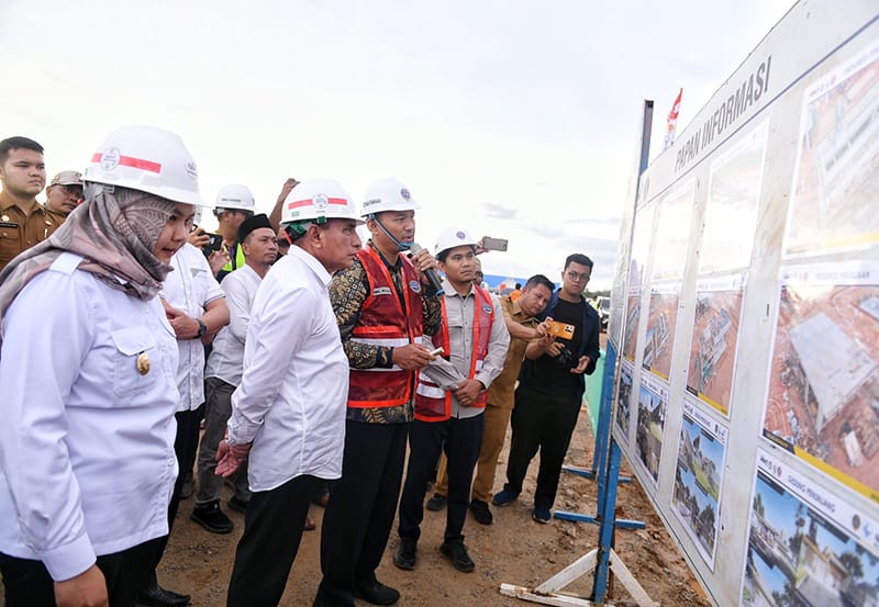 Gubernur Sumut Edy Rahmayadi didampingi Wakil Bupati Madina Atika UZ Nasution meninjau Bandara Malintang, Selasa (29/8/2023). (Dok/Kominfo Sumut)
