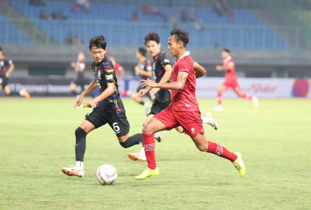 Tim U-17 Indonesia harus mengakui keunggulan Korea Selatan dengan skor 0-1 pada laga uji coba internasional di Stadion Patriot Candrabhaga, Bekasi, Rabu (30/8/2023). (Dok/PSSI)