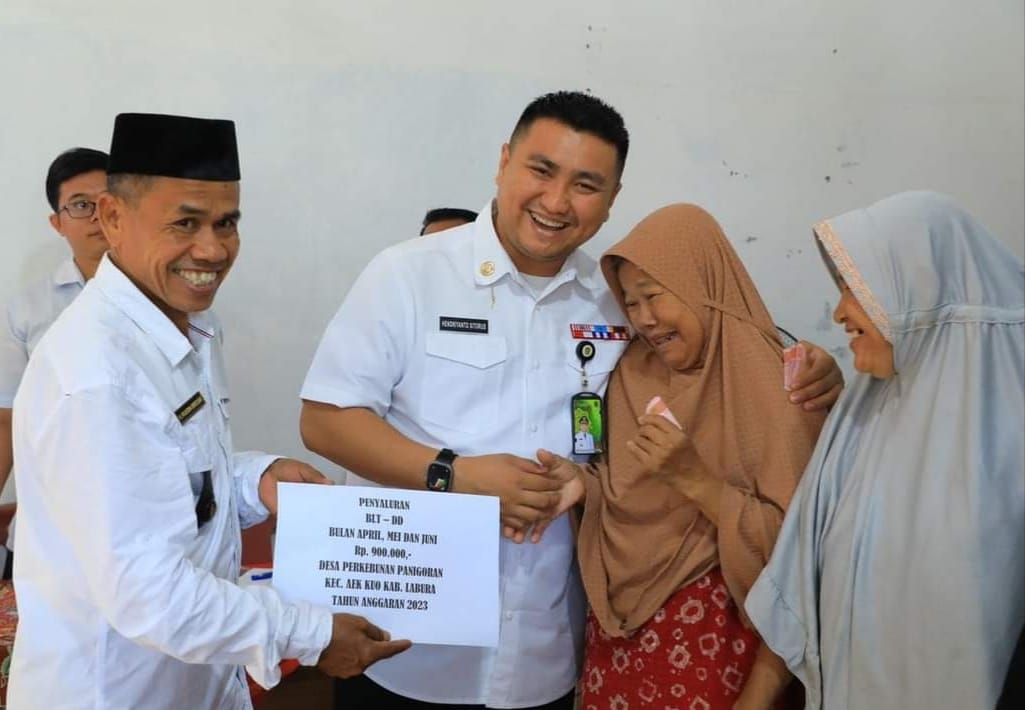 Bupati Labura Hendri Yanto Sitorus menyerahkan BLT DD kepada warga di Kecamatan Aekkuo, Rabu (30/8/2023). (Dok/Dinas Kominfo Labura)