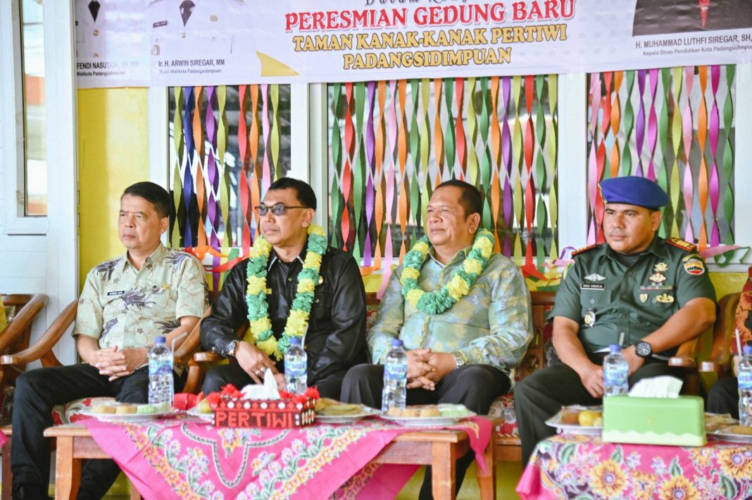 Wali Kota Padangsidimpuan Irsan Efendi Nasution SH MM kedua dari kanan saat meresmikan gedung TK Pertiwi Padangsidimpuan, Kamis (31/8/2023). (Dok/Kominfo Padangsidimpuan)