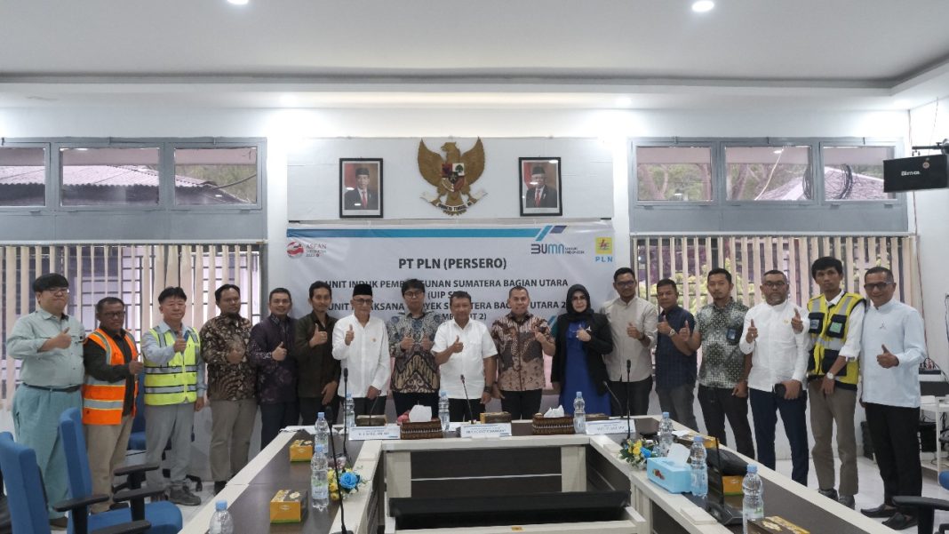 GM PLN UIP SBU Hening Kyat Pamungkas foto bersama dengan anggota DPR RI yang melakukan Kunker ke PLTA Peusangan di Kabupaten Aceh Tengah, Provinsi Aceh, Jumat (1/9/2023). (Dok/PLN)