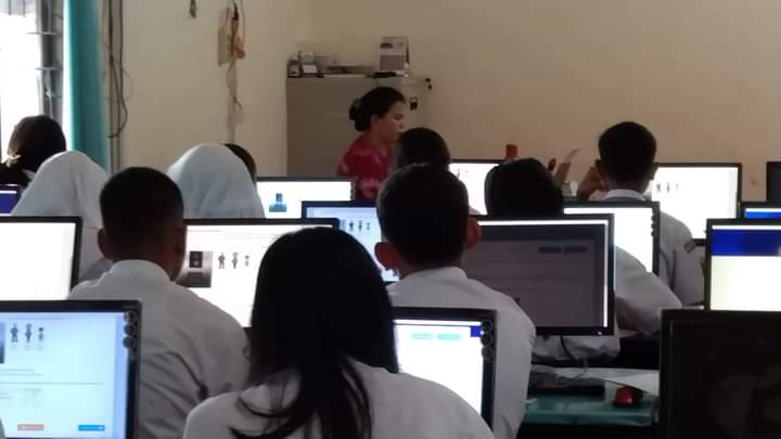 Siswa SMAN 2 Bandar Kabupaten Simalungun mengikuti kegiatan ANBK tahun 2023 di laboratorium komputer SMAN 2 Bandar, Kamis (31/8/2023). (Dok/Humas SMAN 2 Bandar)