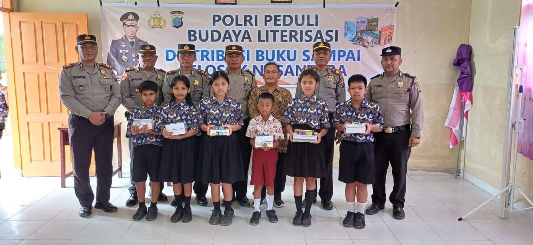 Polres Humbahas memberikan bantuan buku dan alat tulis kepada siswa-siswi Sekolah Luar Biasa (SLB) Negeri Doloksanggul, Jumat (1/9/2023). (Foto Dok/Humas Polres)