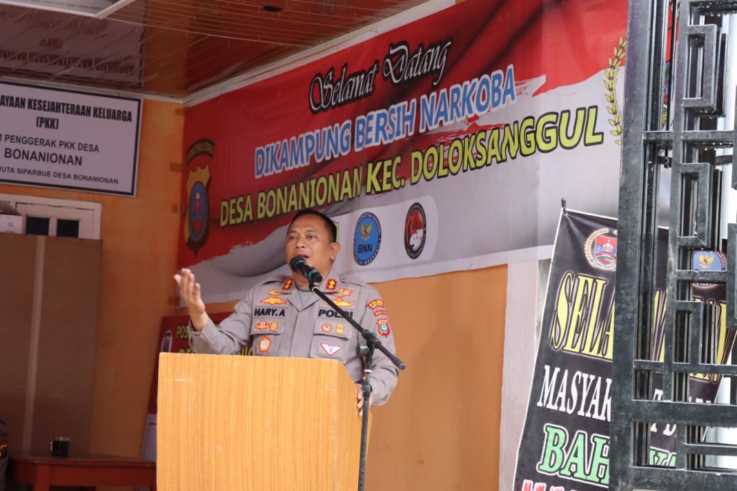 Kapolres Humbahas AKBP Hary Ardianto memberikan kata sambutan saat meresmikan Posko Kampung Bersih Narkoba di Desa Bonanionan, Kecamatan Doloksanggul, Jumat (1/9/2023). (Dok/Humas Polres Humbahas)