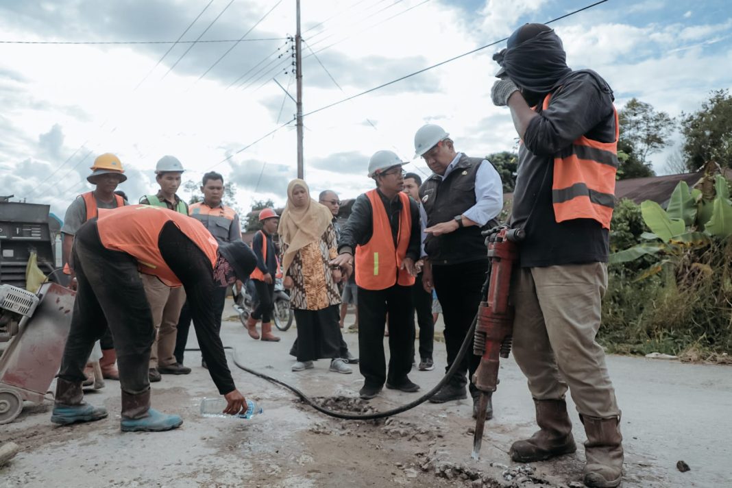 Bupati Dairi Eddy KA Berutu tinjau proyek pembangunan jalan berbiaya Rp17 miliar di Berampu, Kamis (31/8/2023). (Dok/Kominfo Dairi)
