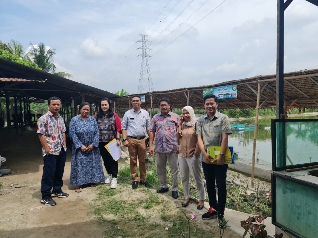 PLN UPP SBU3 bersama Kejari Deliserdang melakukan monitoring lapangan realisasi pembayaran kompensasi di bawah jalur (ROW) SUTT 150 kV Perbaungan-Kualanamu di Desa Karang Anyer, Beringin, Deliserdang, Jumat, (1/9/2023). (Dok/ PLN)