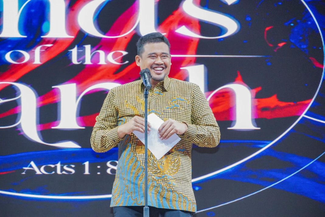 Wali Kota Medan Bobby Nasution memberikan kata sambutan di acara penyerahan izin ibadah di Adora Convention, Jalan Harmonika Baru, Medan Selayang, Minggu (3/9/2023) siang. (Dok/Kominfo Medan)