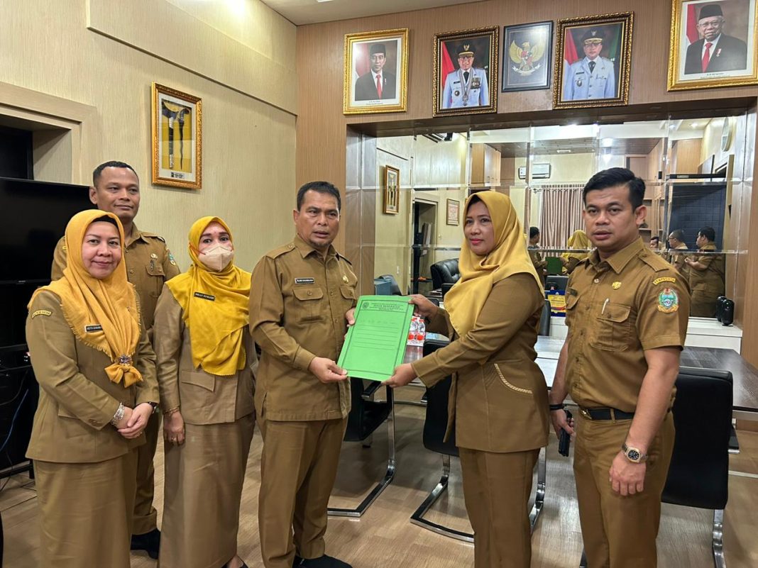 Kepala Dinas Kesehatan Provinsi Sumut dr Alwi Mujahit Hasibuan MKes foto bersama dengan lainnya usai melakukan penyerahan secara simbolis SK, Senin (4/9/2023). (Dok/Dinkes Sumut)
