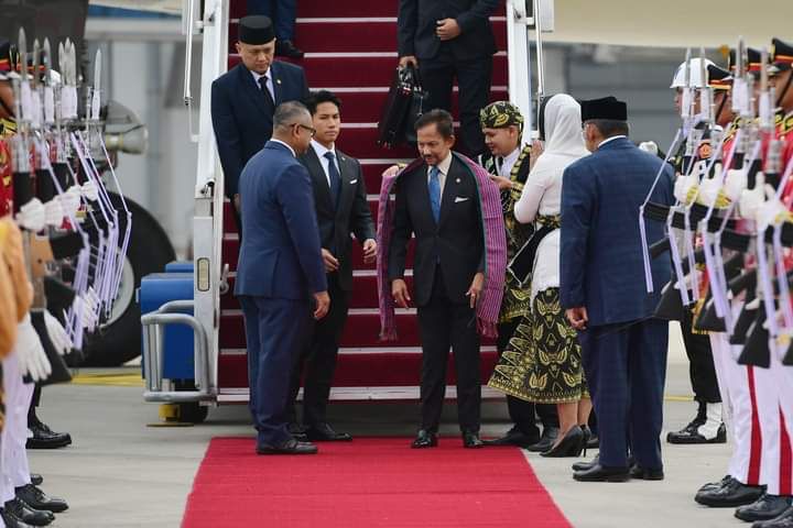 Sultan Brunei Darussalam Hassanal Bolkiah beserta pendamping tiba di Indonesia untuk mengikuti rangkaian KTT ke-43 ASEAN yang akan diselenggarakan di JCC pada esok hari.