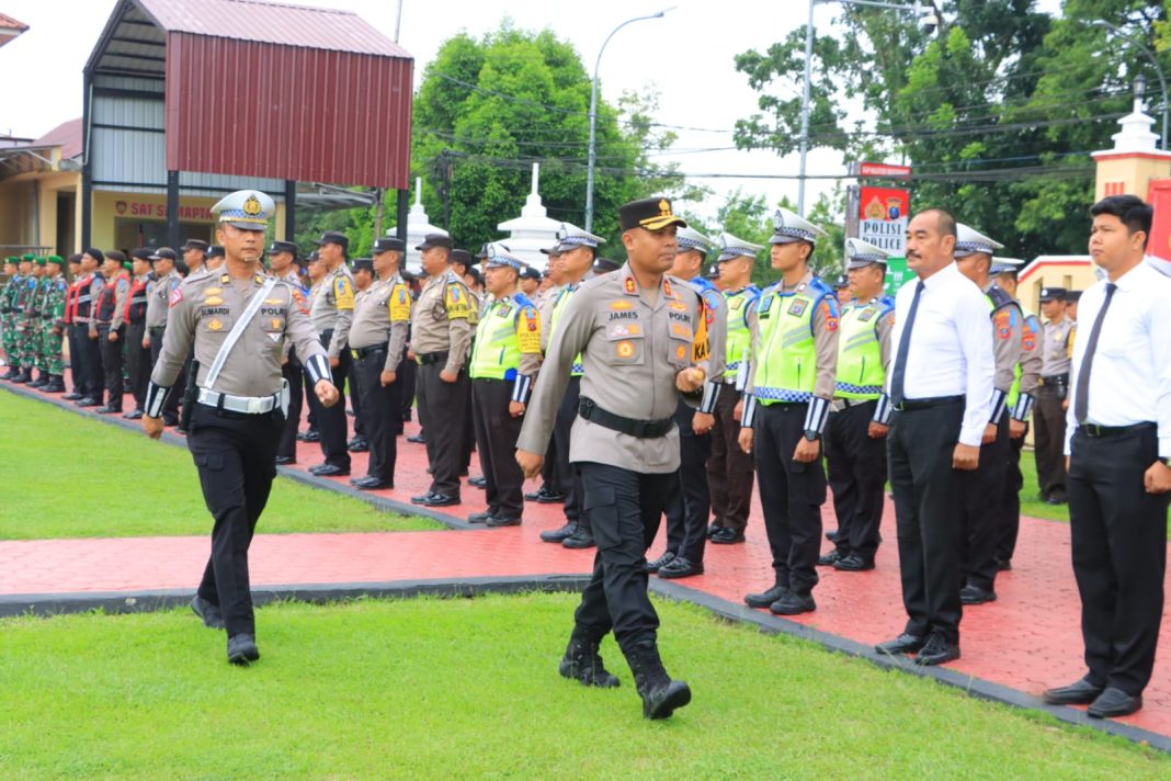 Kapolres Labuhanbatu AKBP James H Hutajulu memeriksa barisan personel saat memimpin gelar pasukan Operasi Zebra Toba 2023 di lapangan Mapolres, Senin (4/9/2023). (Dok/Humas Polres Labuhanbatu)