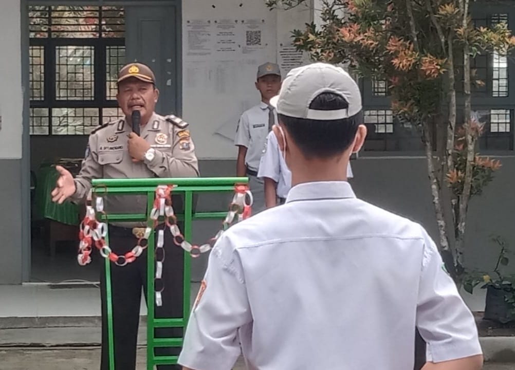 Kanit Binmas Polsek Perbaungan Iptu A Situmorang mengimbau pelajar jauhi narkoba, begal dan genk motor saat memimpin upacara bendera di SMA Negeri 2 Perbaungan, Senin (4/9/2023). (Foto Dok/Humas Polsek Perbaungan)