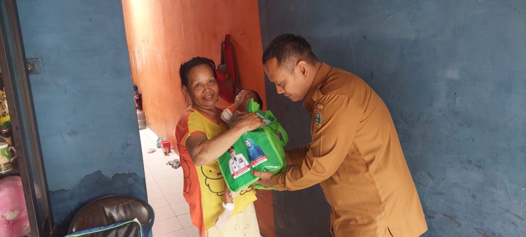 Dinas Kesehatan Sumut memberikan bantuan paket pemberian makanan tambahan dan suplementasi gizi kepada balita penderita gizi kurang yang tinggal di kawasan Medan Denai, Senin (4/9/2023). (Foto Dok/Dinkes Sumut)