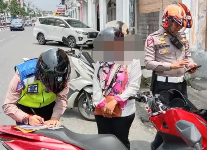 Polisi lalulintas Satlantas Polres Labuhanbatu melakukan Tilang manual kepada pengendara pelanggar aturan tertib berlalulintas di jalan raya, kawasan tertib lalulintas, Jalan Diponegoro Rantauprapat, Selasa (5/9/2023). (Dok/Satlantas Polres Labuhanbatu)