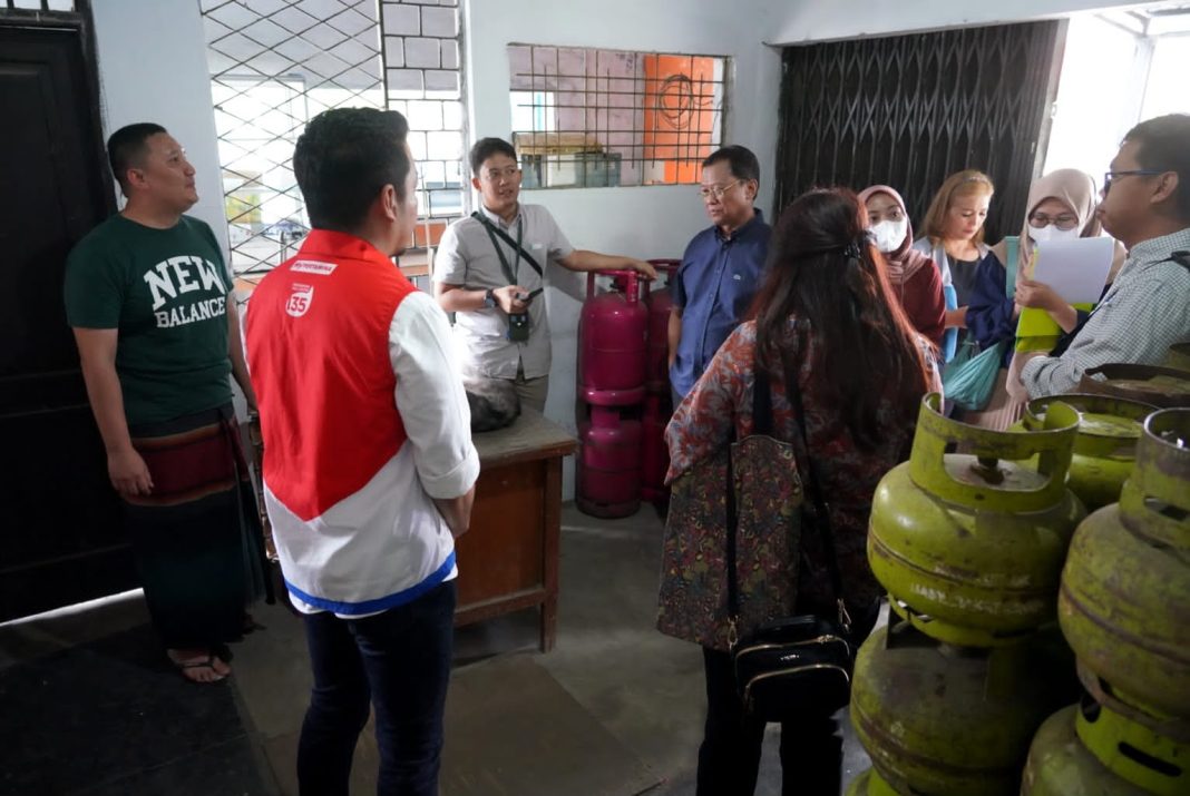 Direktorat Jenderal Minyak dan Gas Bumi melakukan monitoring dan evaluasi ke lapangan. Salah satunya LPG 3 kg ke pangkalan-pangkalan LPG 3 kg di Kota Medan dan Kabupaten Deliserdang, Provinsi Sumut, Jumat (1/9/2023). (Dok/Pertamina)
