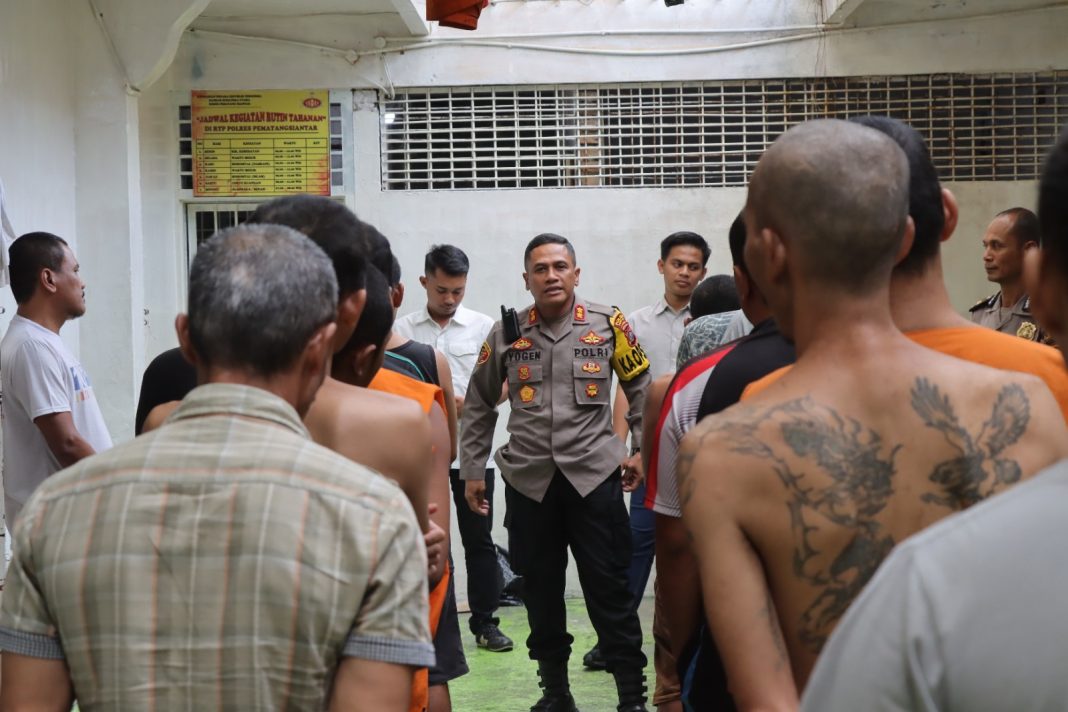 Kapolres Pematangsiantar AKBP Yogen Heroes Baruno memberikan arahan kepada para tahanan di RTP Polres Pematangsiantar, Rabu (6/9/2023). (Dok/Humas Polres Pematangsiantar)