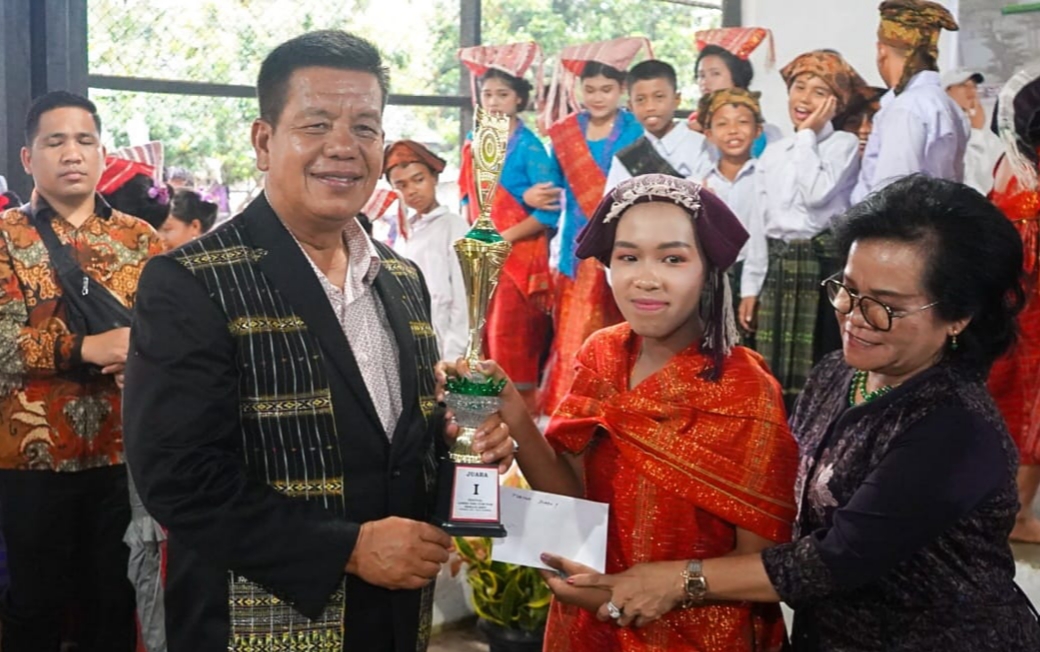 Bupati Simalungun Radiapoh Hasiholan Sinaga menyerahkan piala kepada pemenang lomba seni dan budaya tingkat SMP di Rayakahean, Selasa (5/9/2023). (Dok/Diskominfo Simalungun)