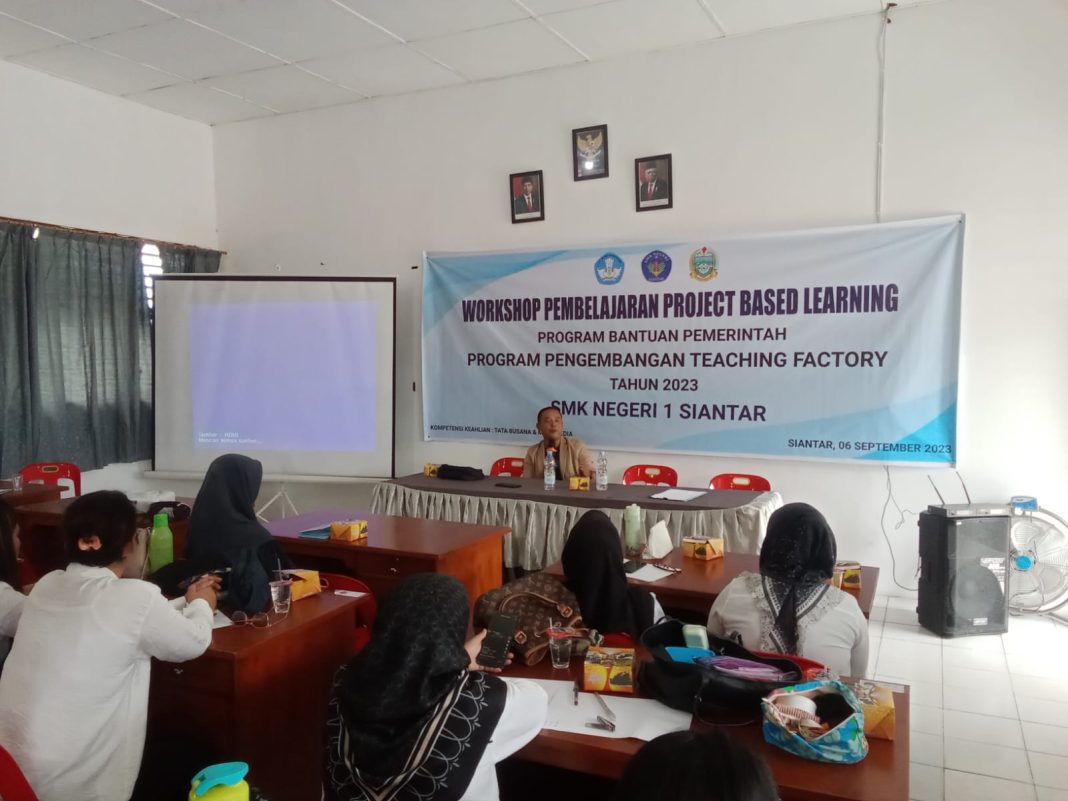 Para guru-guru SMKN 1 Siantar, Kabupaten Simalungun, mengikuti workshop pembelajaran project based learning di ruang guru SMKN 1 Siantar, Rabu (6/9/2023).