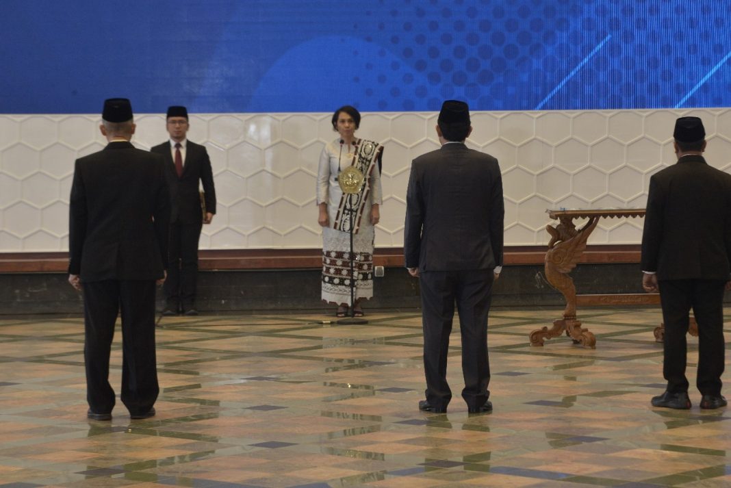 Sekretaris Jenderal Kemendikbudristek RI Suharti melantik tiga pemimpin PTN di lingkungan Kemendikbudristek, Selasa (5/9/2023). (Dok/Kemendikbudristek RI)