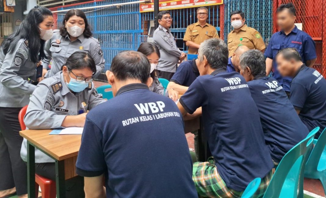 Sejumlah petugas Rutan Labuhan Deli melakukan pendataan terhadap WBP Rutan Labuhan yang akan menjalani Skrining AFC TBC, Rabu (6/9/2023). (Dok/Rutan Labuhan Deli) 