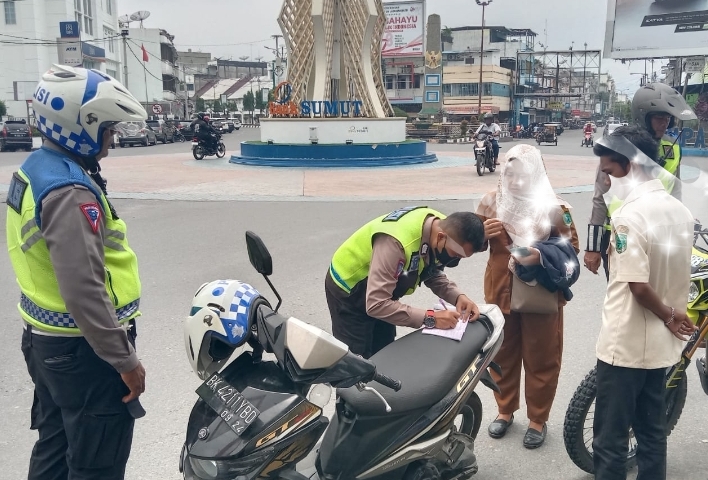 Polisi lalulintas Satlantas Polres Labuhanbatu melakukan tilang manual bagi pengendara yang melanggar peraturan lalulintas di Simpang Enam Rantauprapat, Kamis (7/9/2023). (Dok/Satlantas Polres Labuhanbatu)