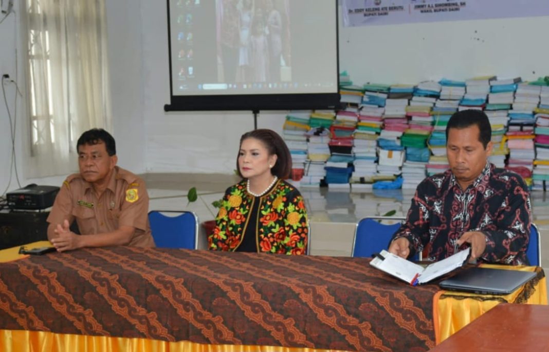 Pengelola Data Mutu dan Supervisi BPMP Sumut, Timbul Butarbutar paparan saat monitoring di Aula Dinas Pendidikan Dairi, Selasa (5/9/2023). (Dok/Kominfo Dairi)